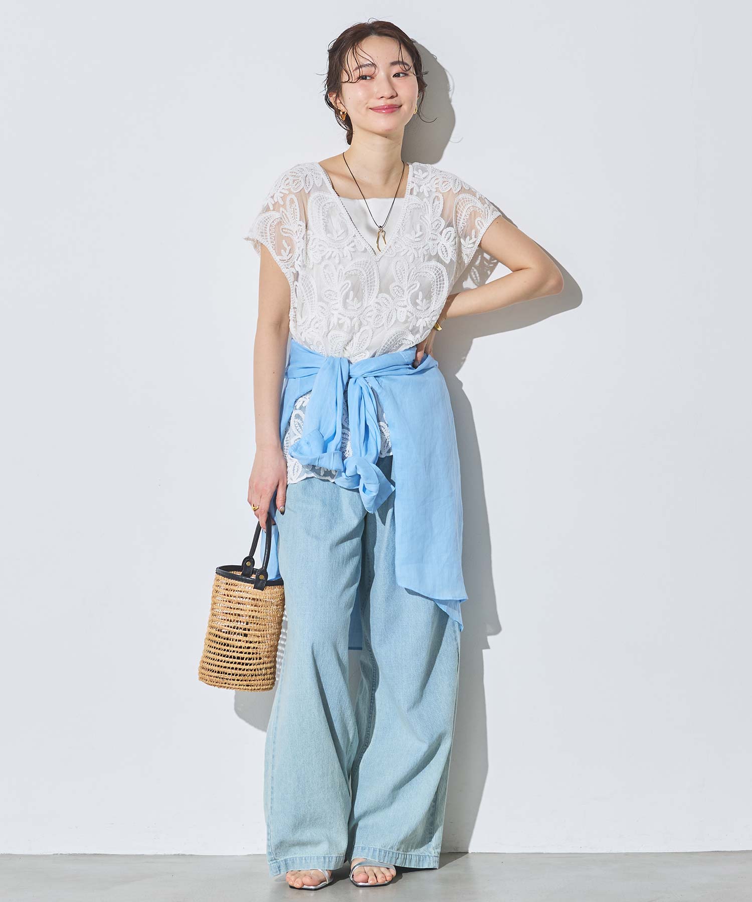 シアーな刺繍チュールブラウスを使った大人の夏コーデ