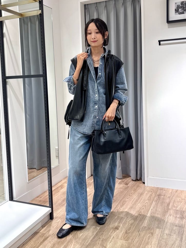 レザーライクな質感で、デニムを引き締める。