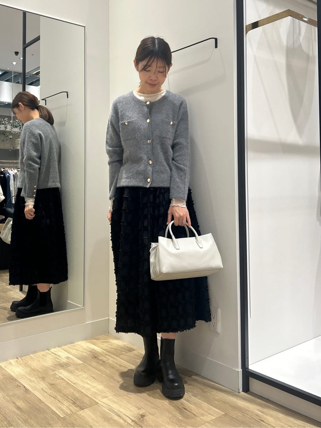 サイドゴアブーツで、甘さを外す。