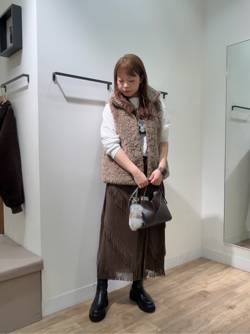 揺れるスカートに、ボアのラフさを。