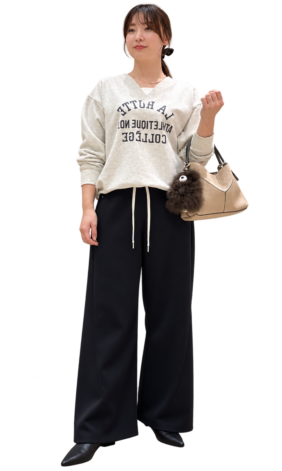 ロゴスウェットとワイドパンツのリラックススタイル