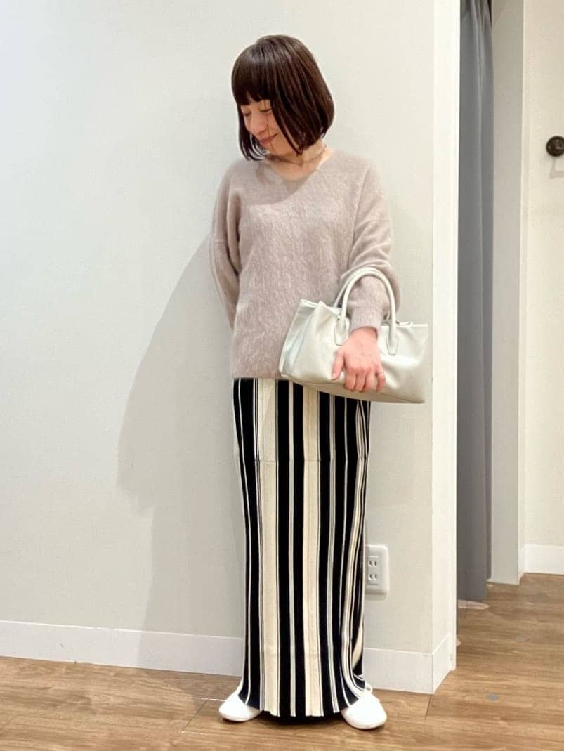 ゆったりニットは、縦ラインですっきり。