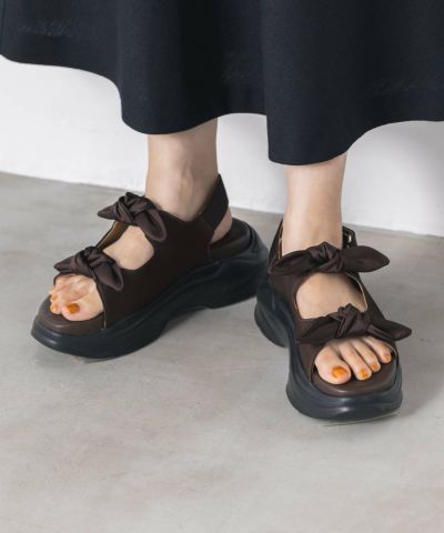 グレディブリリアン ドット柄フラットシューズ 黒 - 靴ファッション