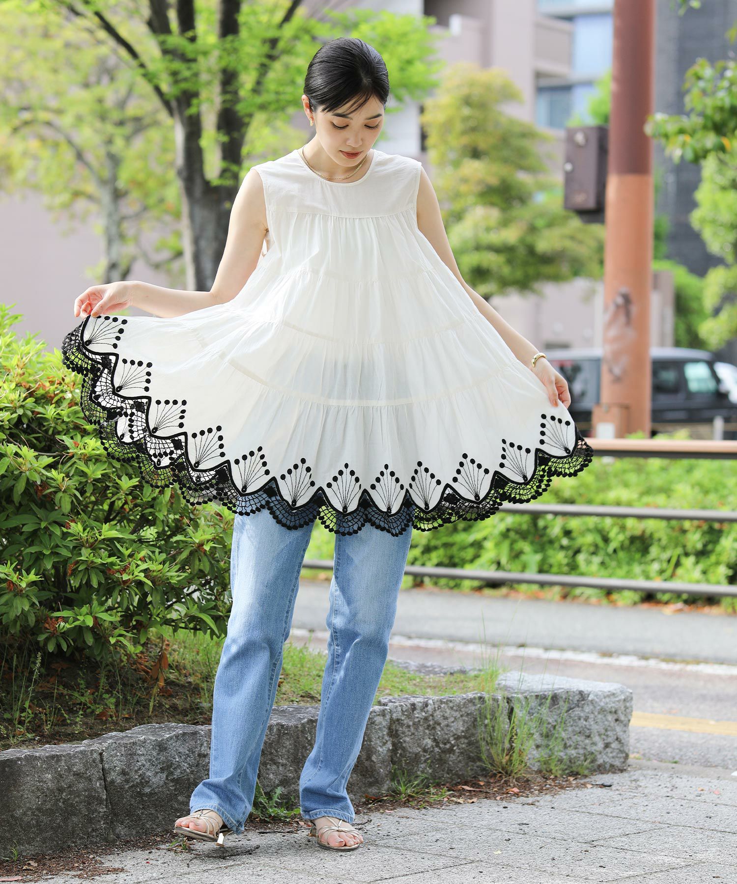 今期新品Gready Brilliantスカラ刺繍ティアードノースリーブブラウス Gready Brilliantスカラ刺繍ティアードノースリーブブラウス