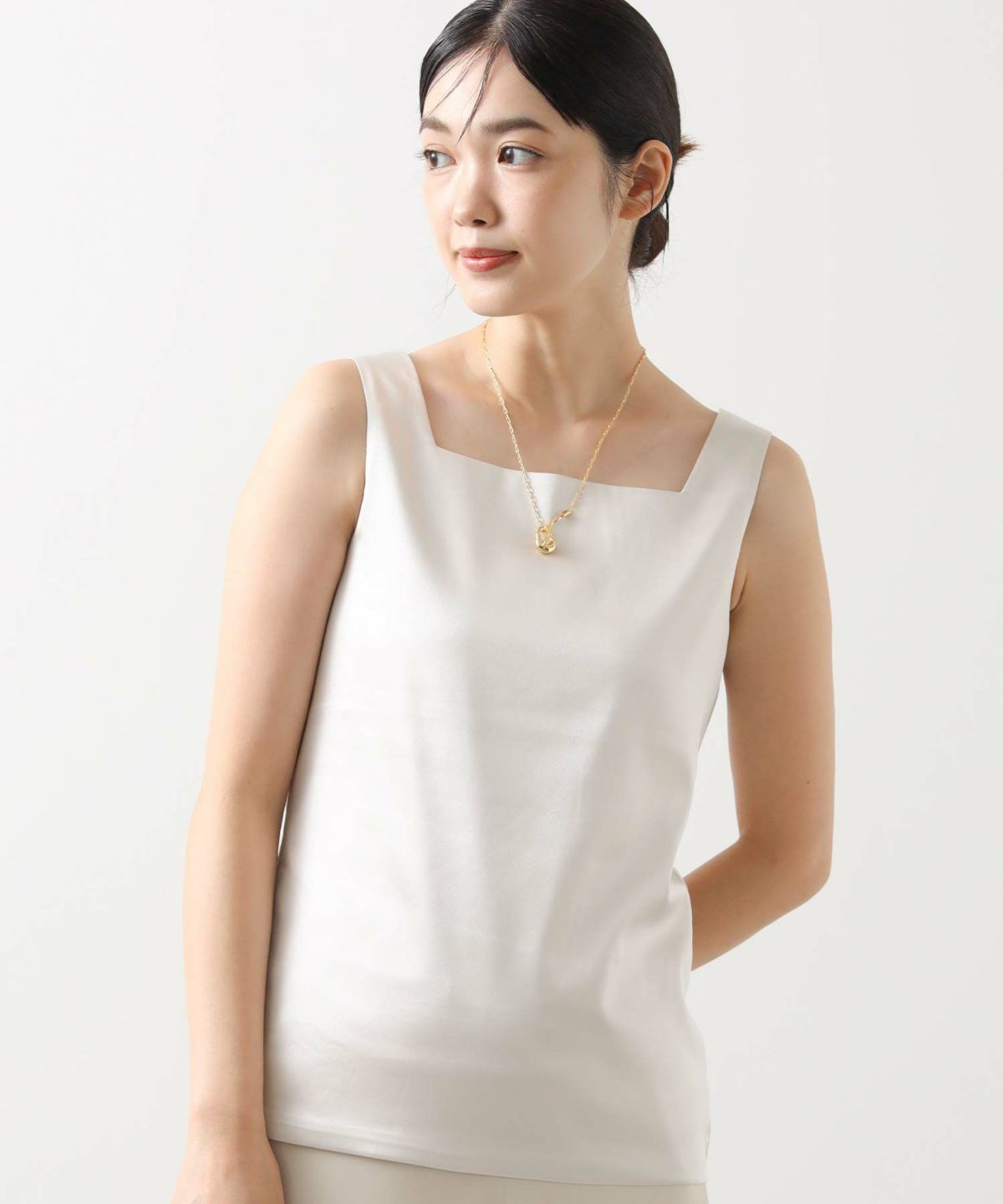 ライトベージュ