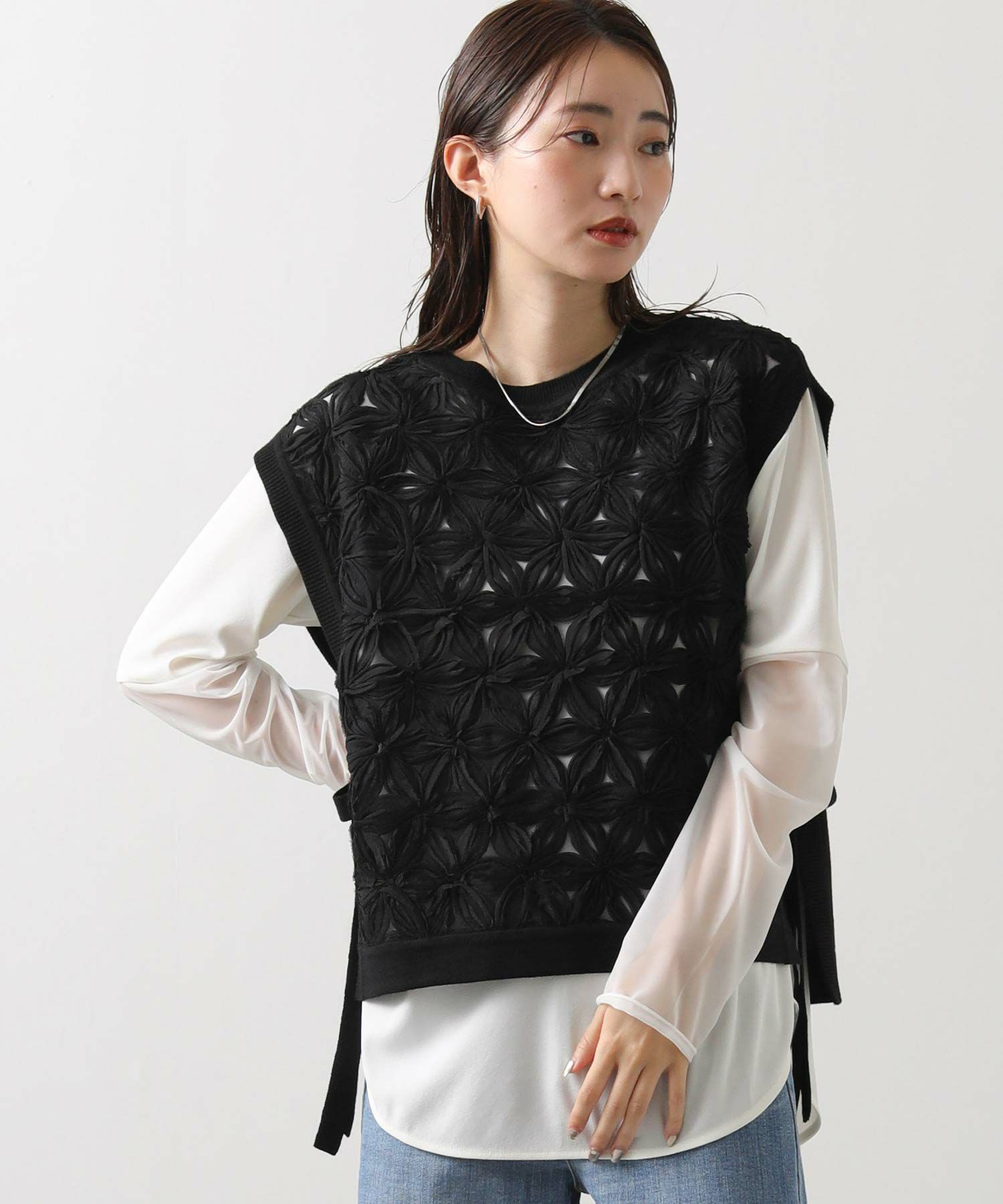 Gready Brilliants.フロントフラワーレースベスト | SEKIMIKI Online