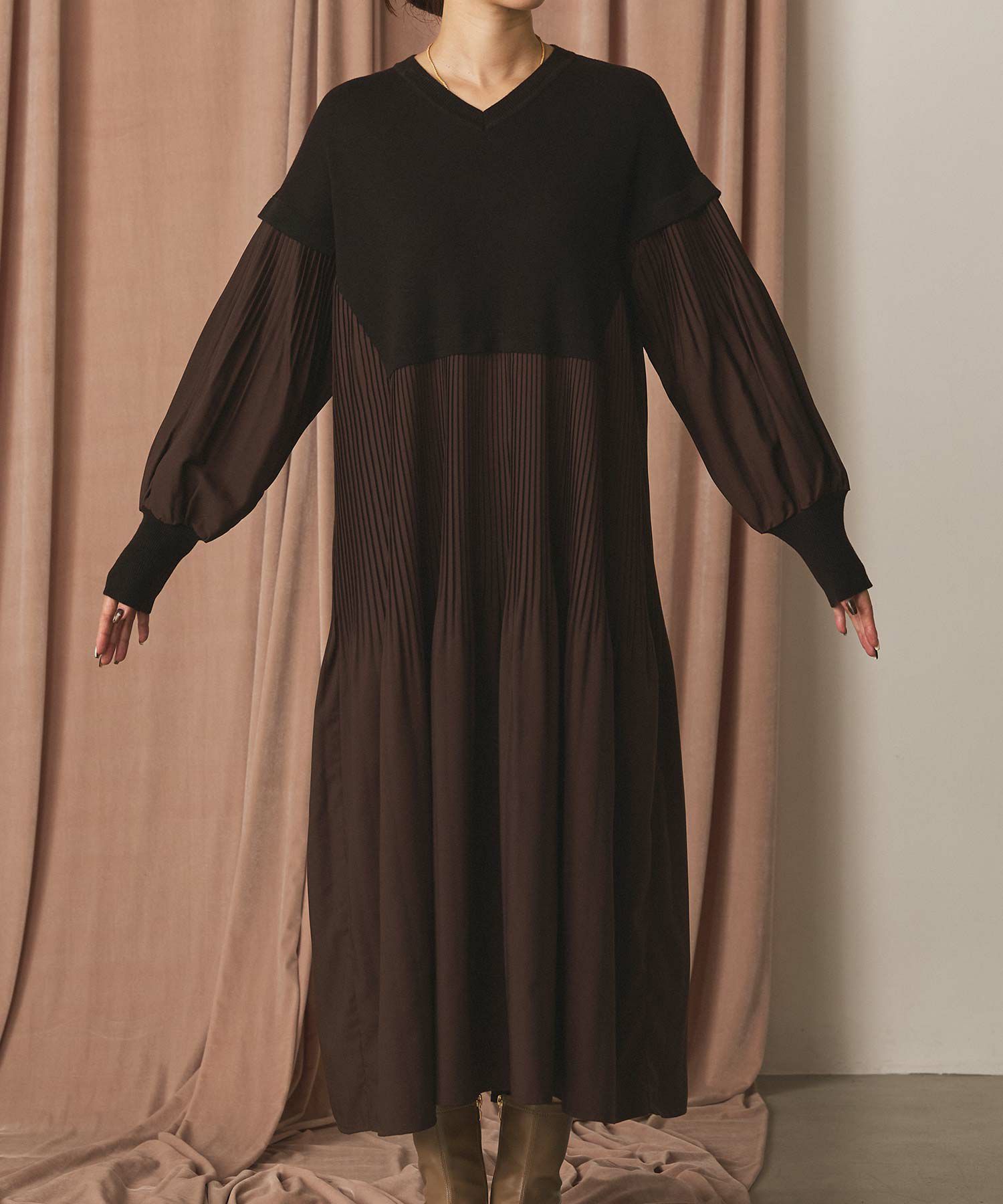 Gready BrilliantVネックニット×プリーツワンピースSET | SEKIMIKI Online