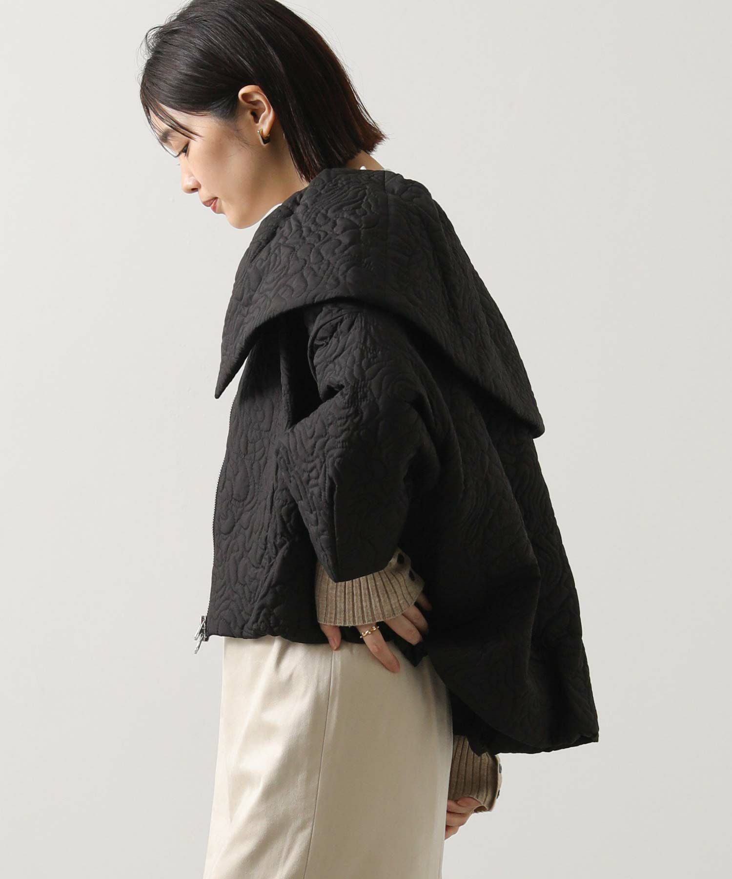 トラッツォドンナGready Brilliant ケープカラー刺繍中綿ジャケット Gready Brilliantケープカラー刺繍中綿ジャケット | SEKIMIKI Online