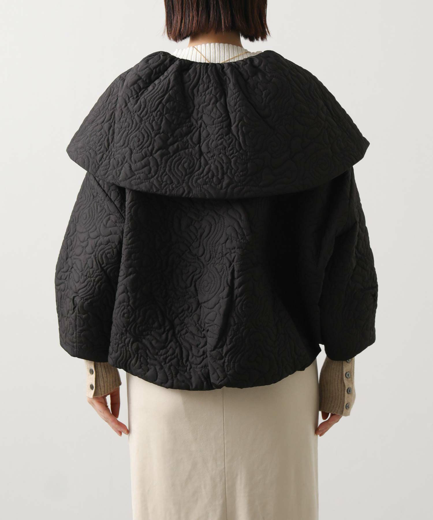 トラッツォドンナGready Brilliant ケープカラー刺繍中綿ジャケット Gready Brilliantケープカラー刺繍中綿ジャケット | SEKIMIKI Online