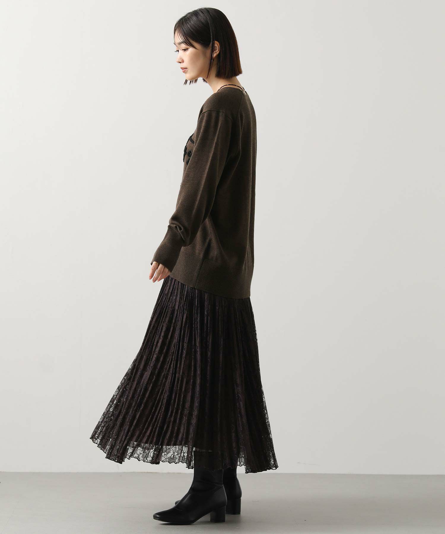 Gready BrilliantW混筆記体刺_ロゴVネックニット | SEKIMIKI Online