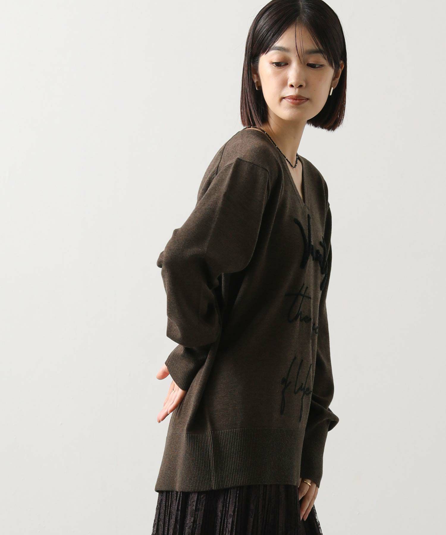 Gready BrilliantW混筆記体刺_ロゴVネックニット | SEKIMIKI Online