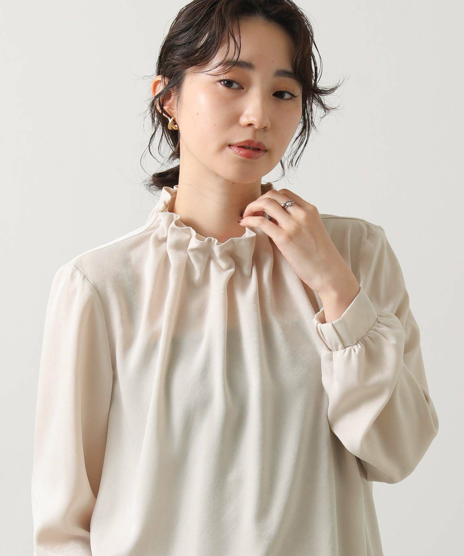 Gready Brilliantタックハイネックフリルブラウス | SEKIMIKI Online