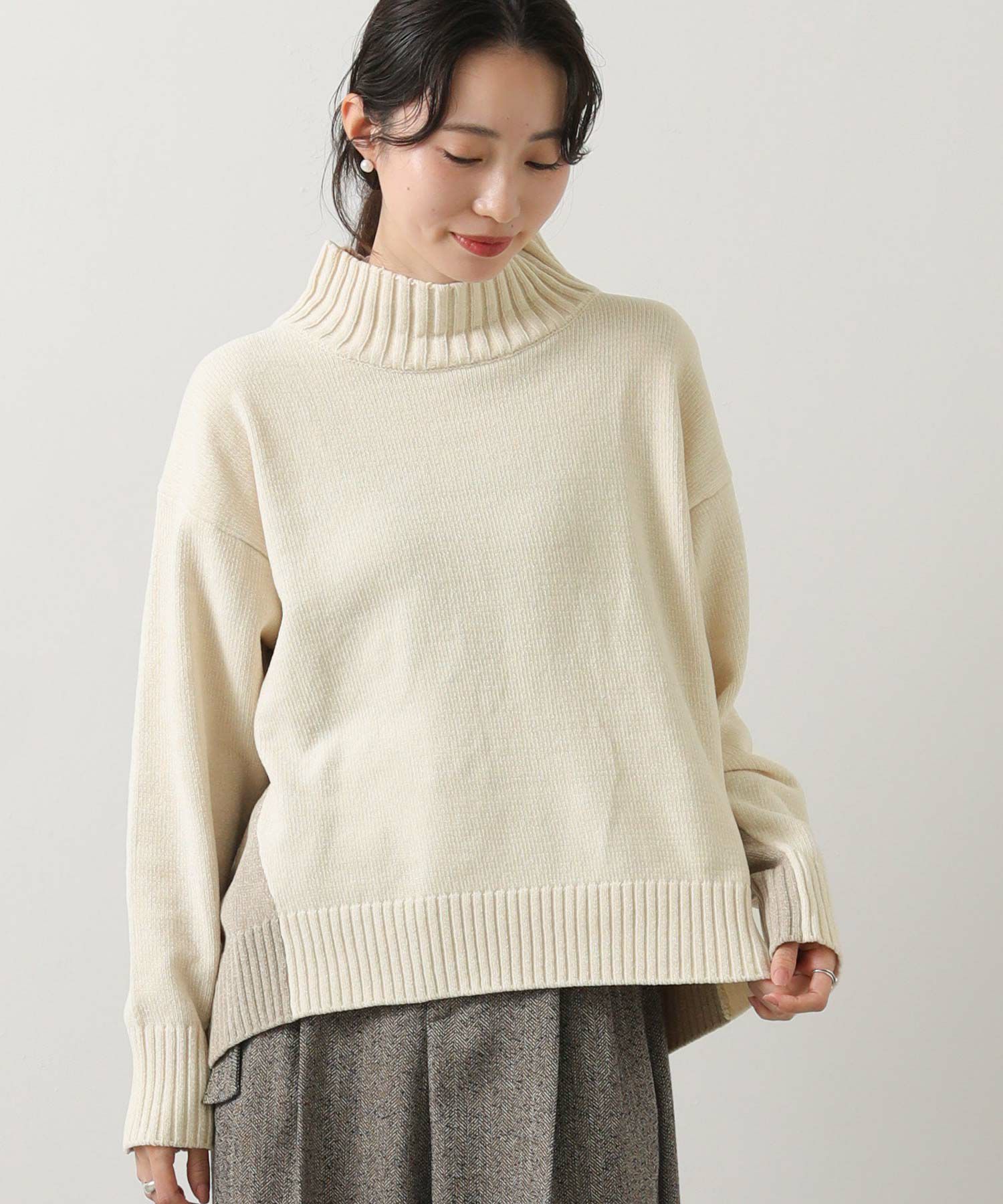 モールバイカラーハイネックニットディテール