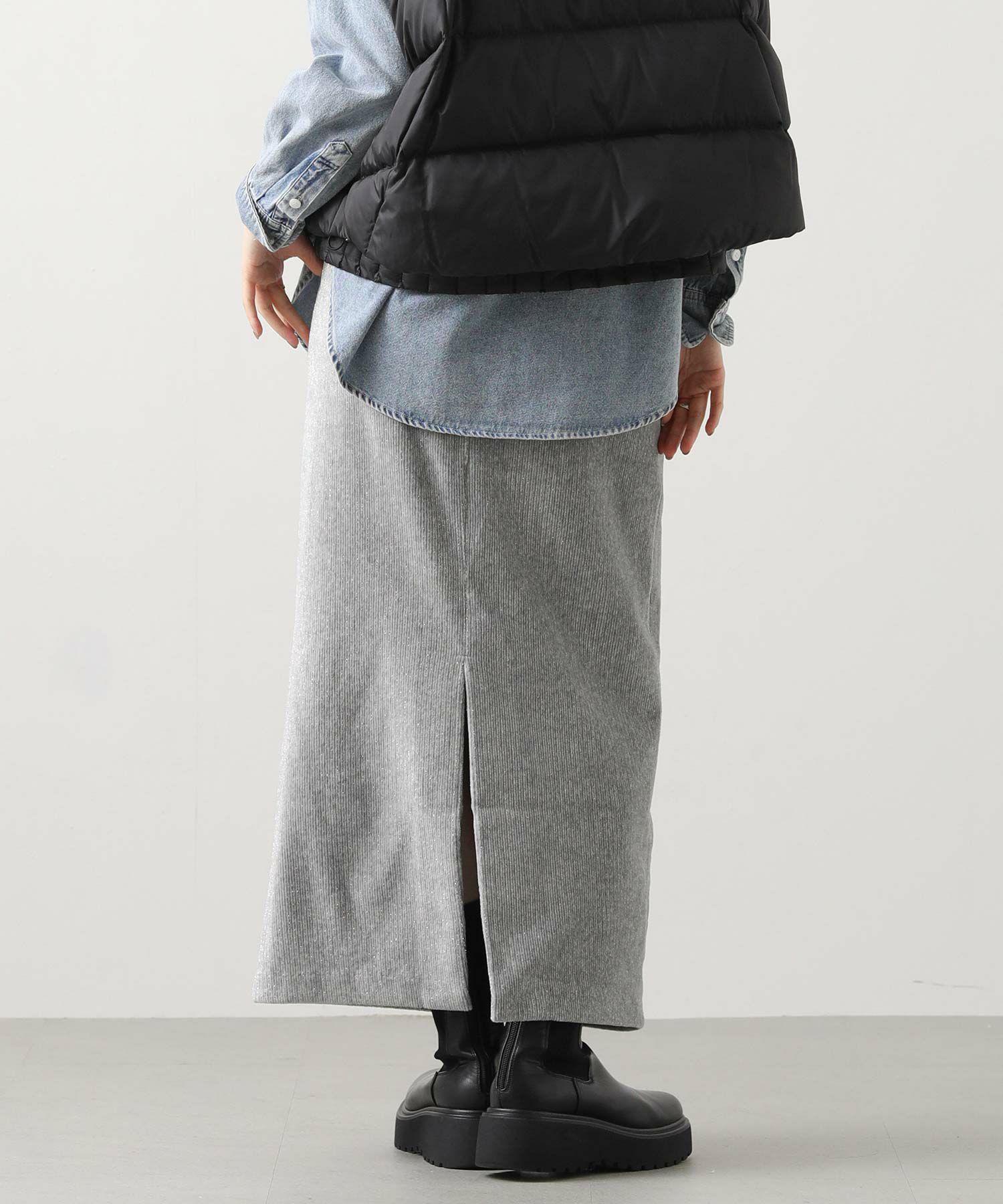 グレー