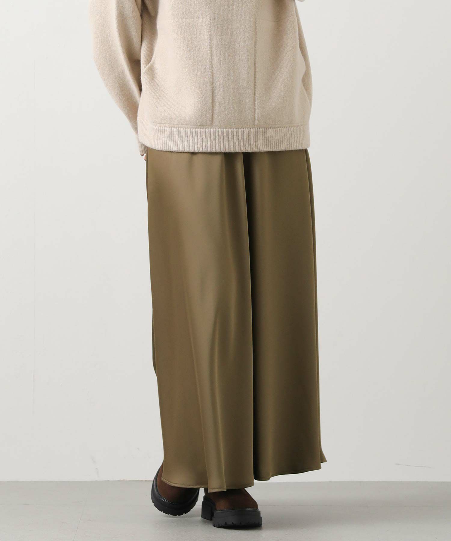 Gready Brilliantサテンバイアスセミフレアスカート | SEKIMIKI Online