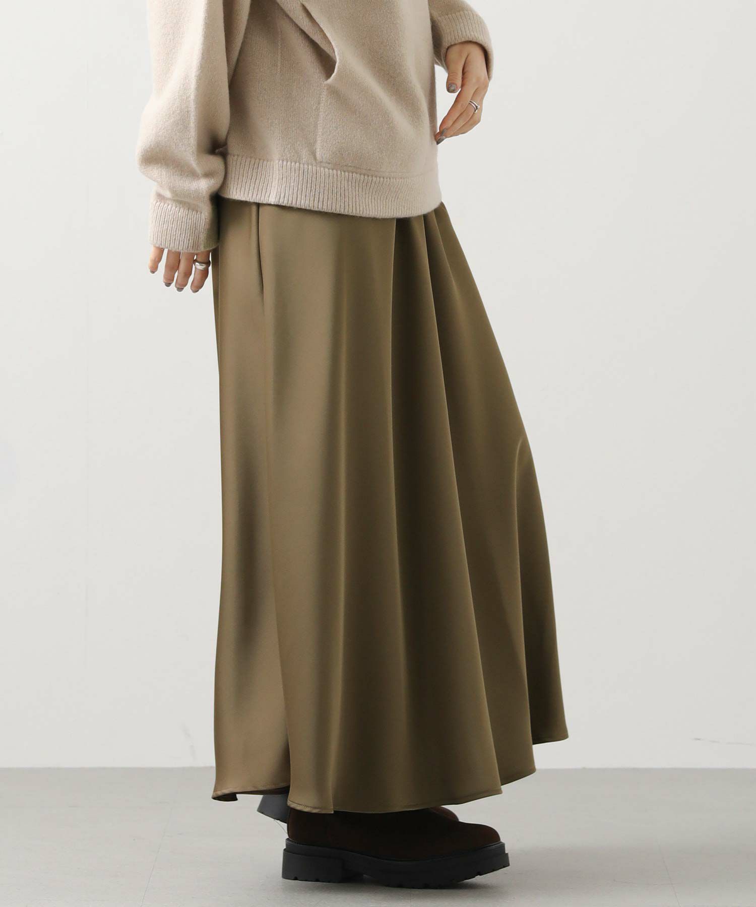 Gready Brilliantサテンバイアスセミフレアスカート | SEKIMIKI Online