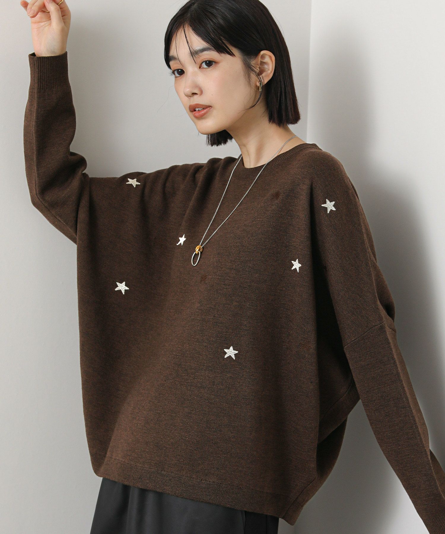 Gready Brilliant星刺繍スムースクルーネックプルオーバー | SEKIMIKI