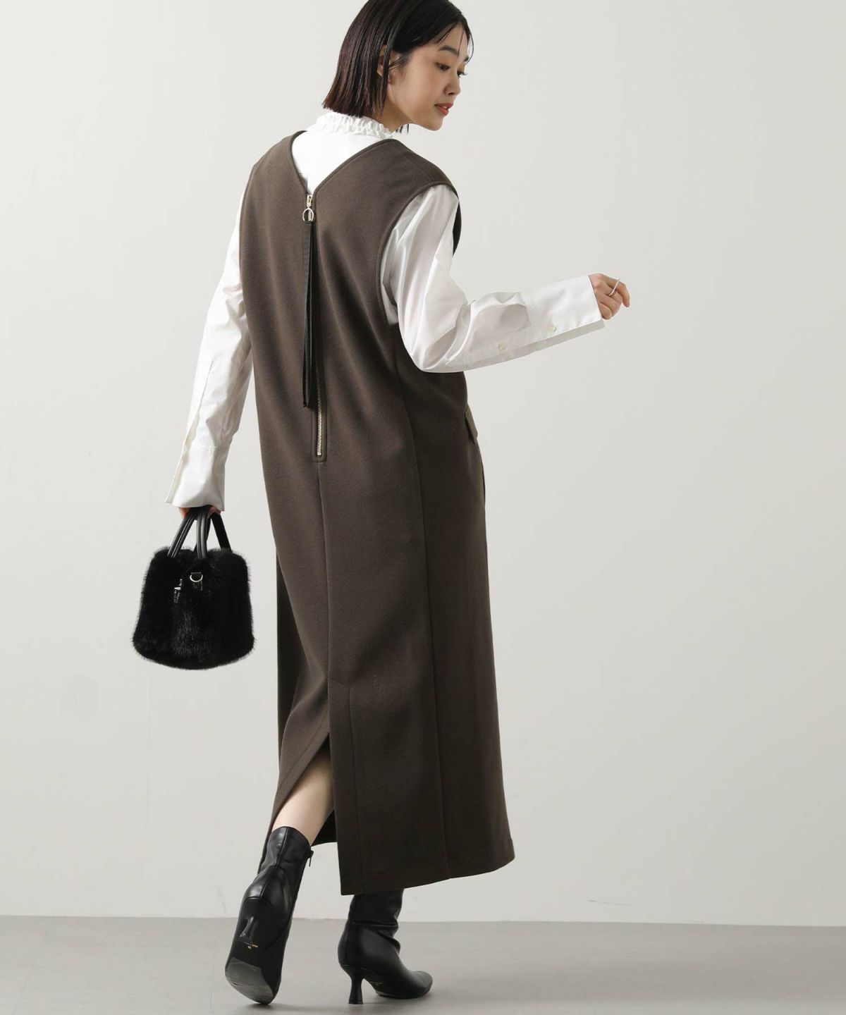 ダークブラウン