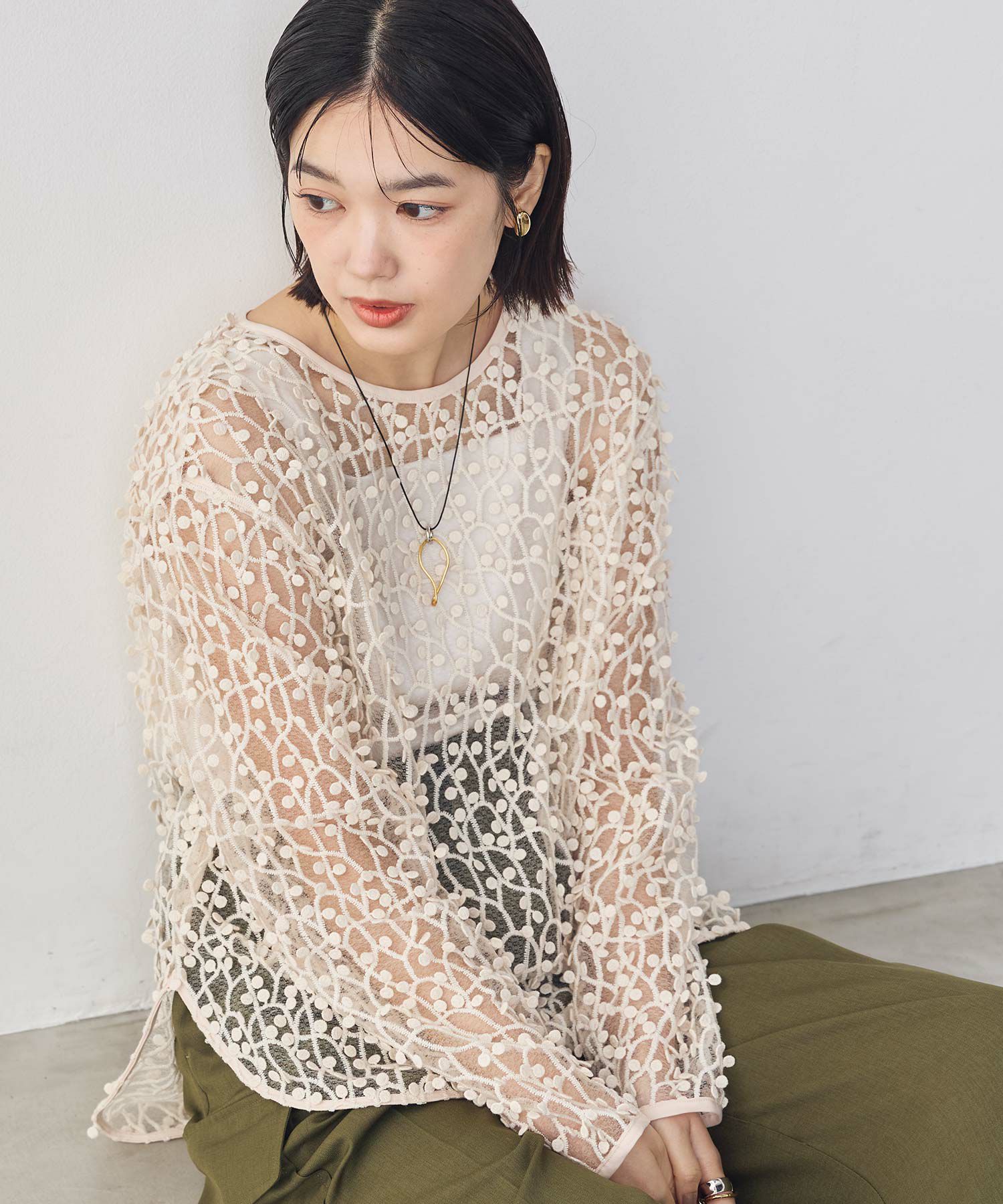 ドット刺繍レースクルーネックブラウス
