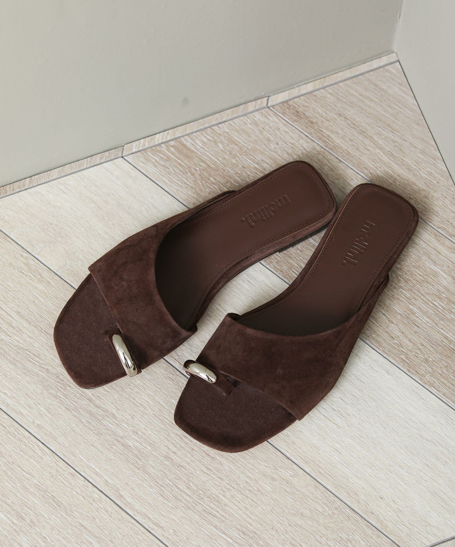 ダークブラウン